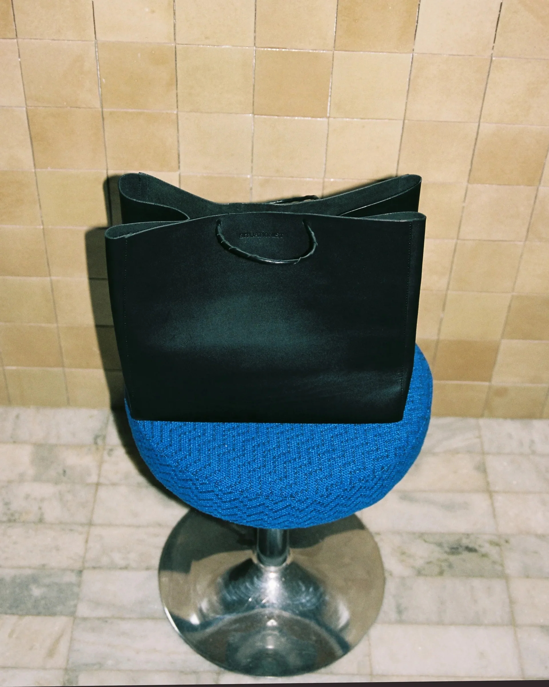 Shopper bag M in black leather