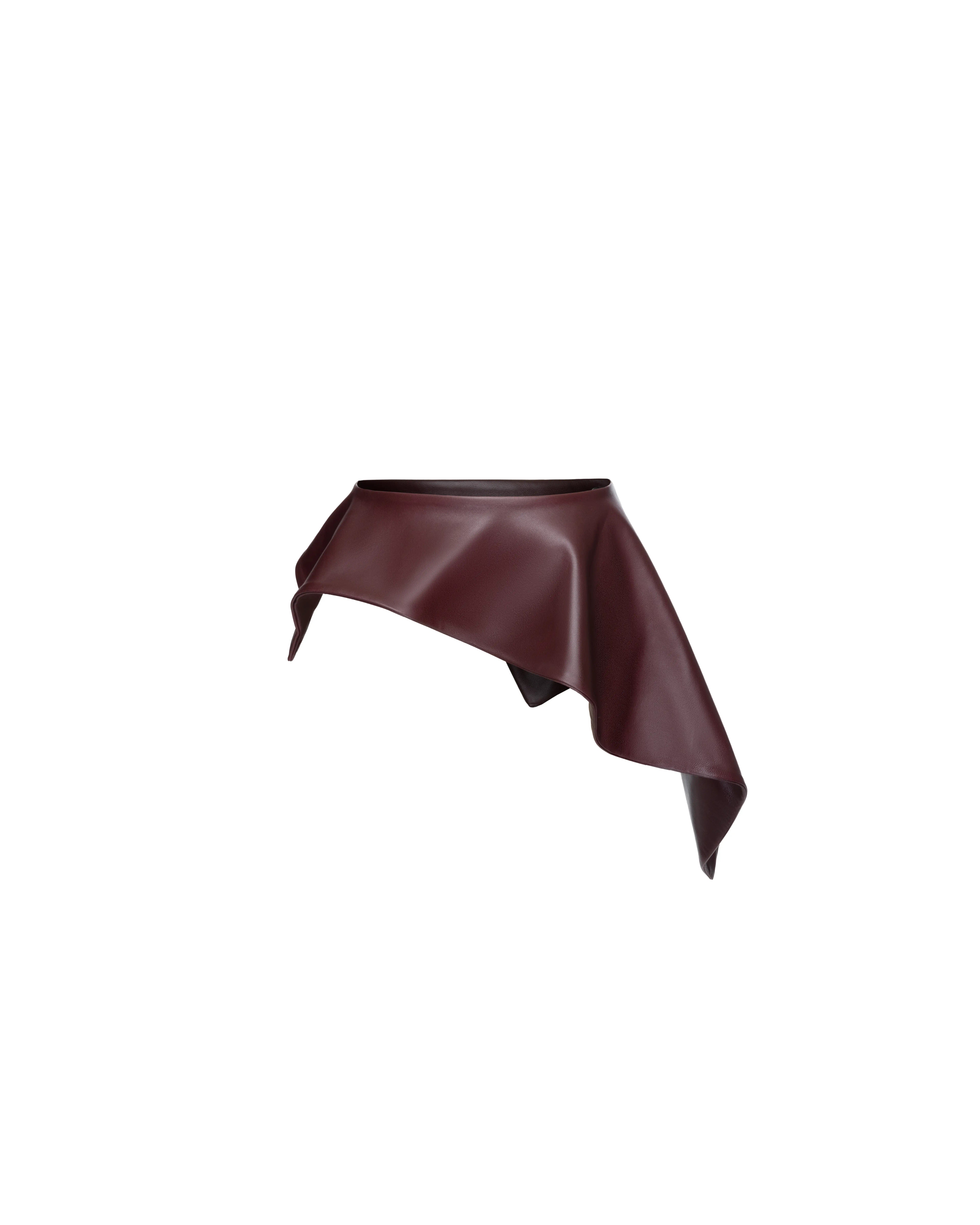 Asymmetric belt in leather