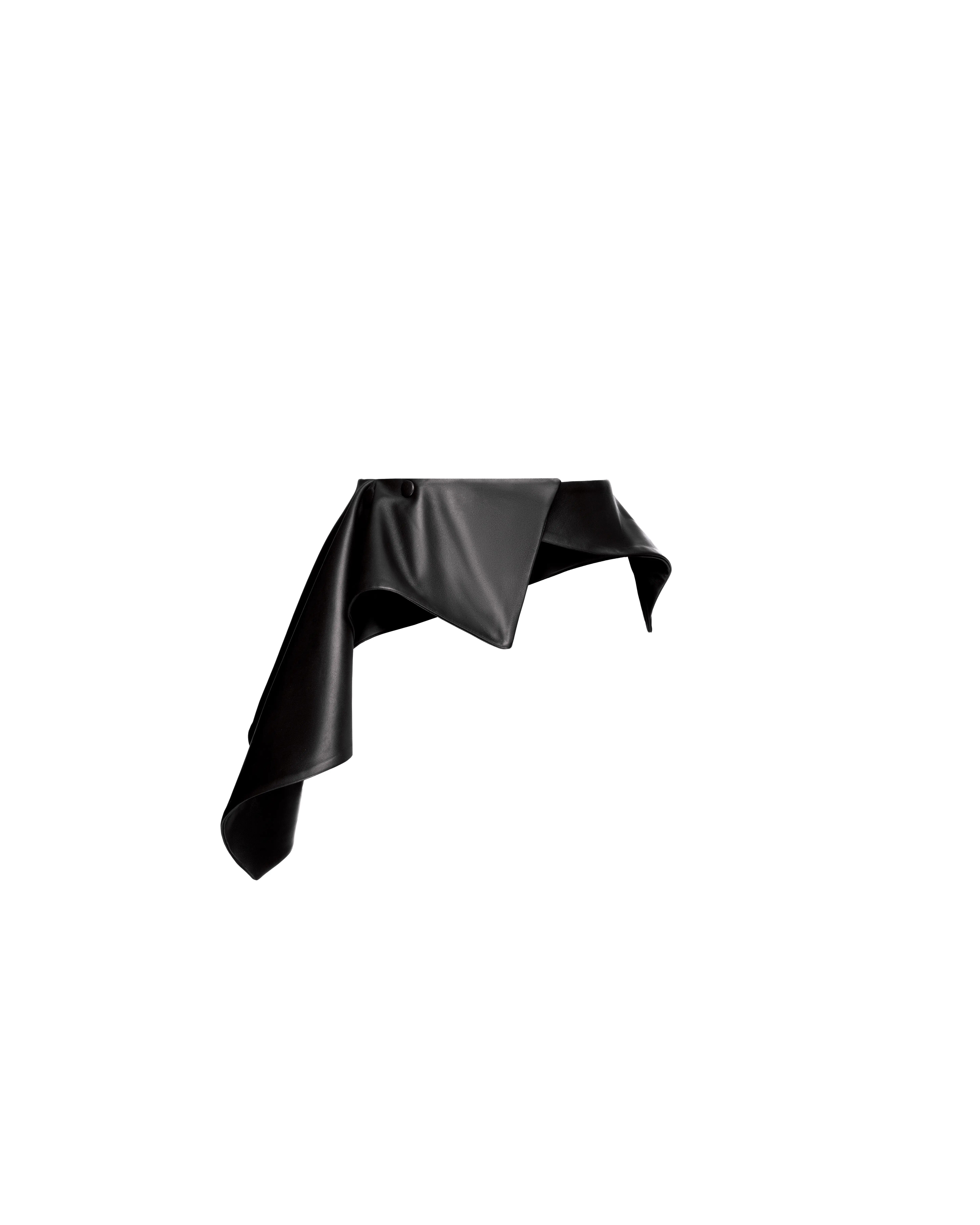 Asymmetric belt in leather 